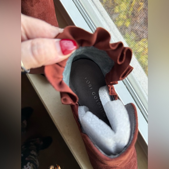 ❤️ Lori Goldstein burgundy, suede leather ankle booties. - Picture 3 of 9